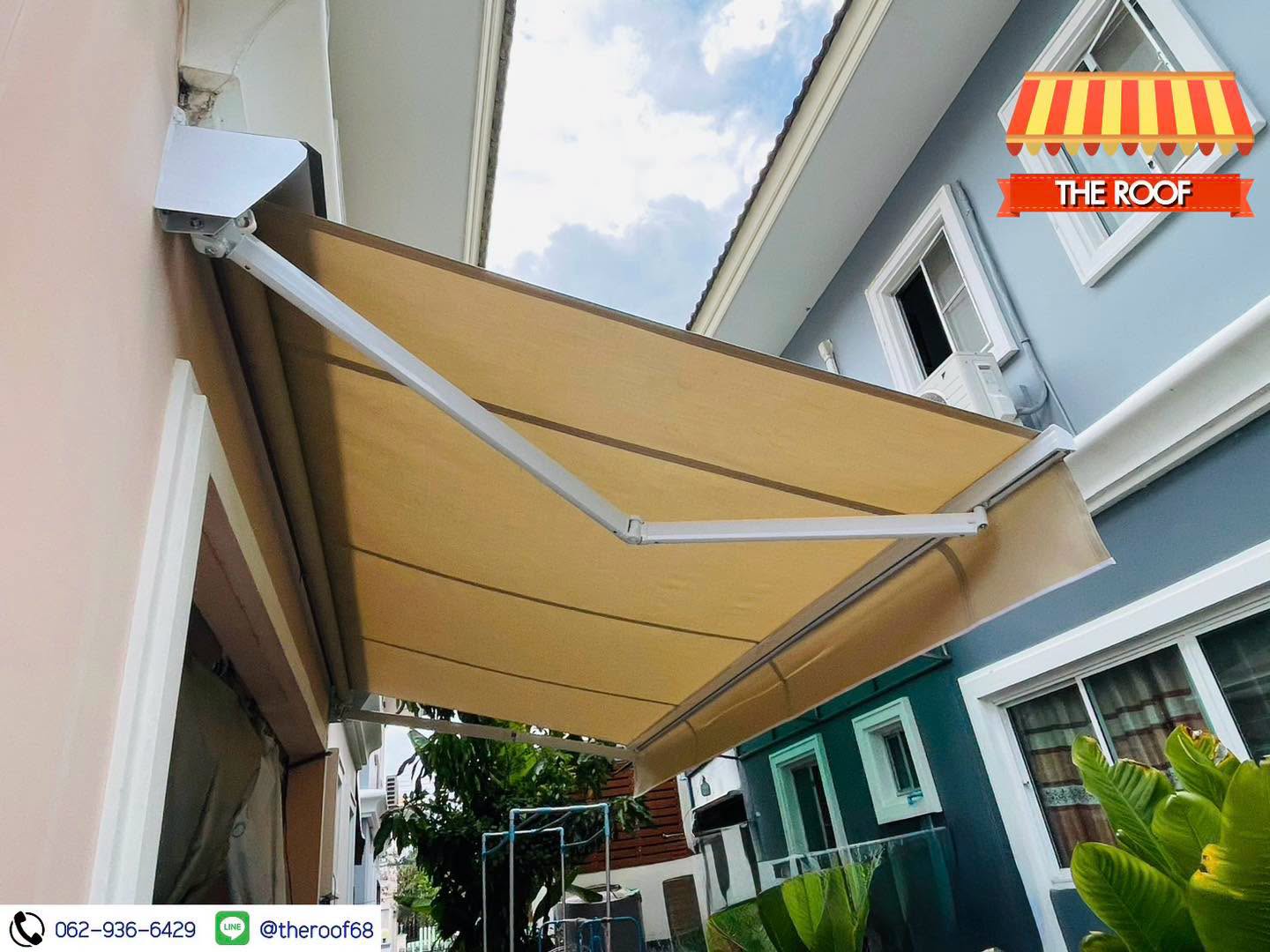 ผลงานกันสาดผ้าใบสีเบจแบบพับเก็บได้ ติดตั้งระหว่างตัวบ้าน โดย The Roof